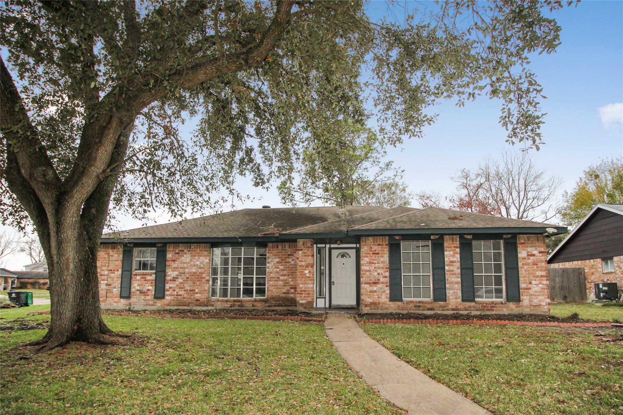 10534 Huntington Wood Drive — photo
