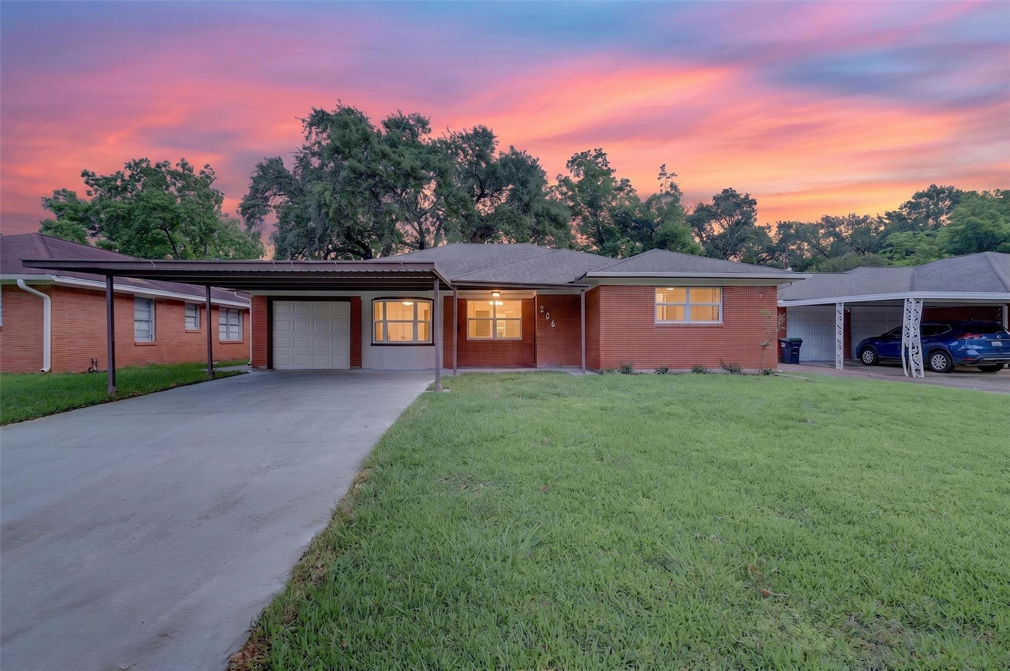 206 Mockingbird Lane — photo