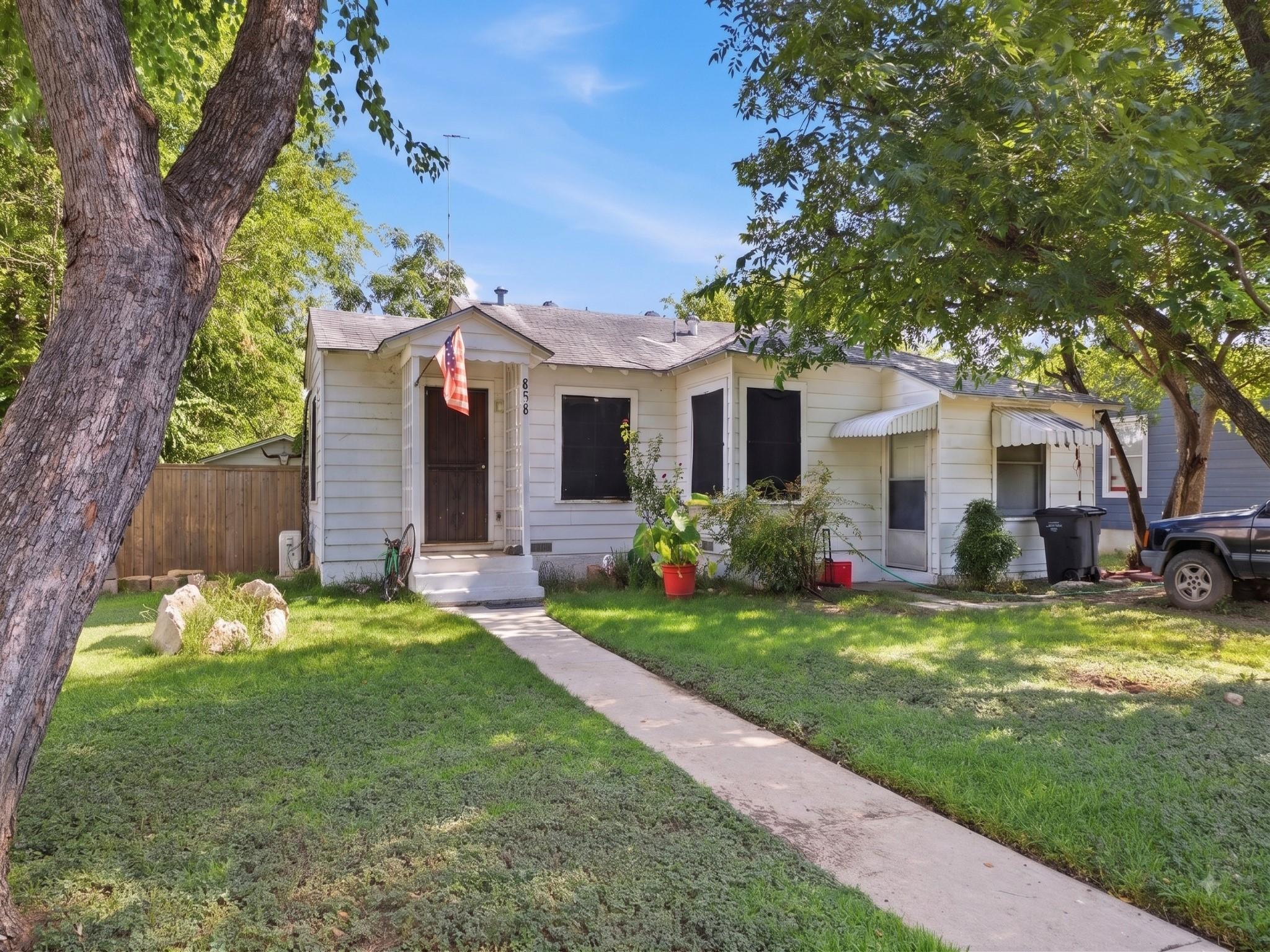 858 Lee Hall — photo
