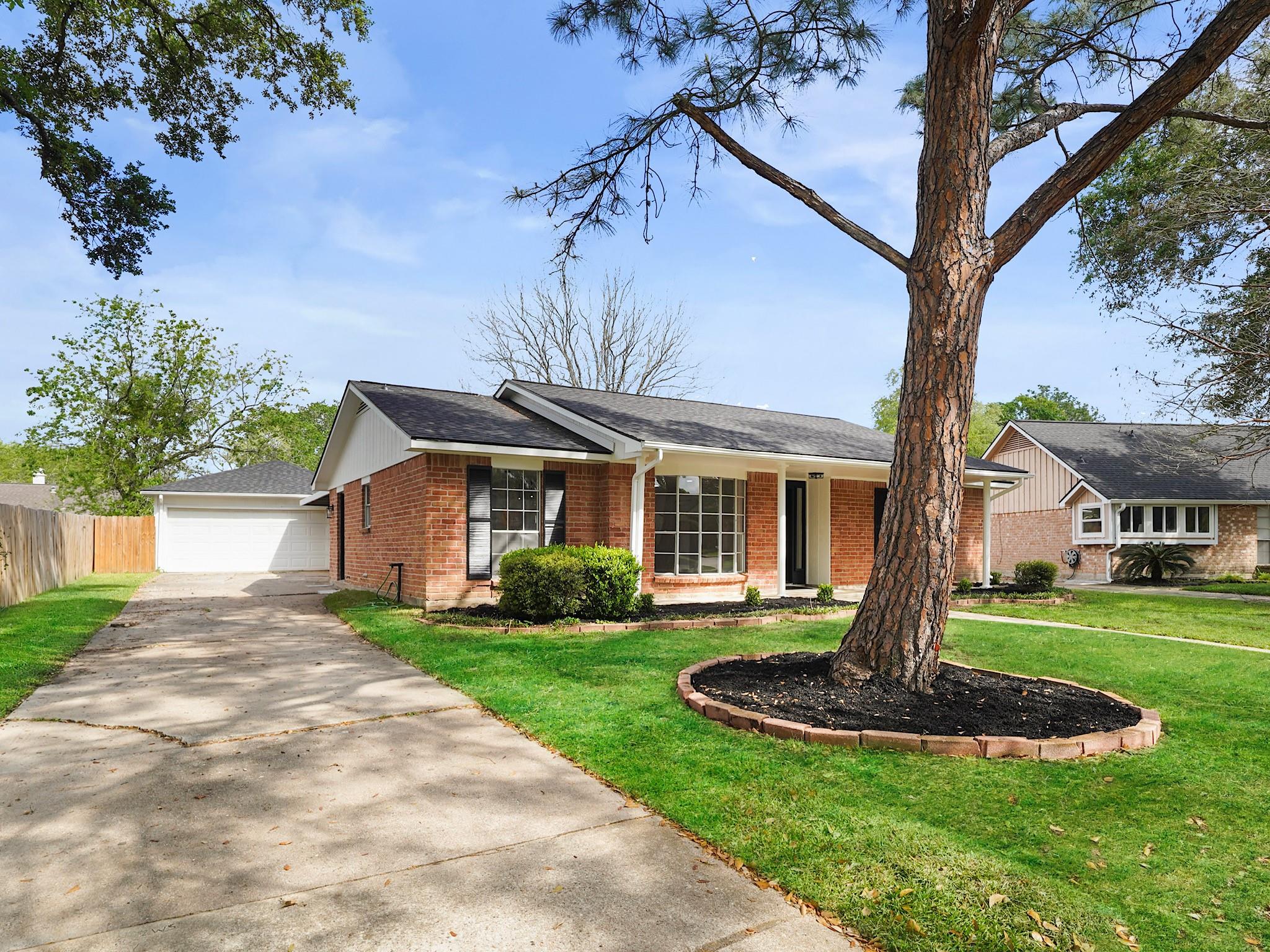 13906 Vinehill Drive — photo