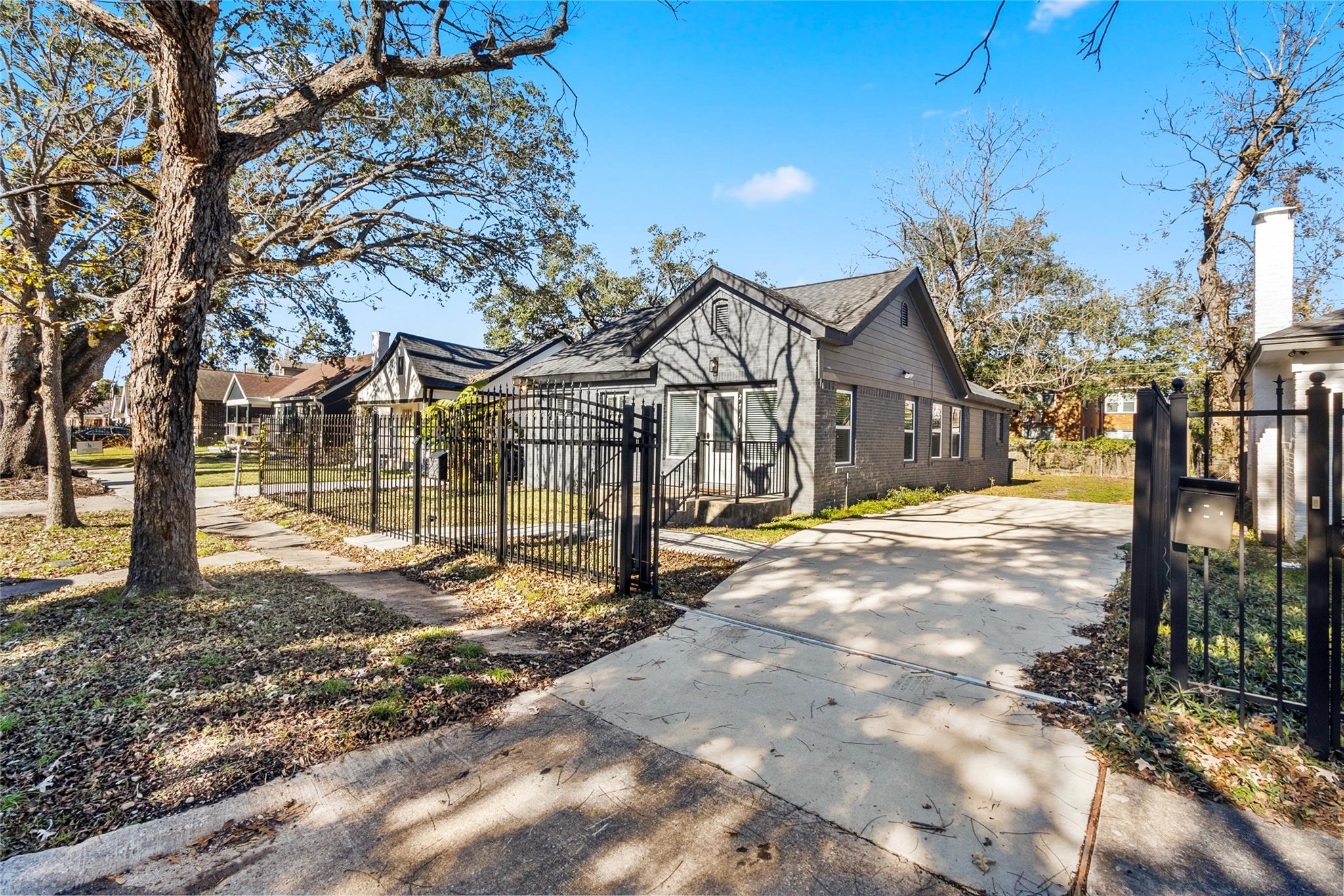 2711 Eagle Street — photo
