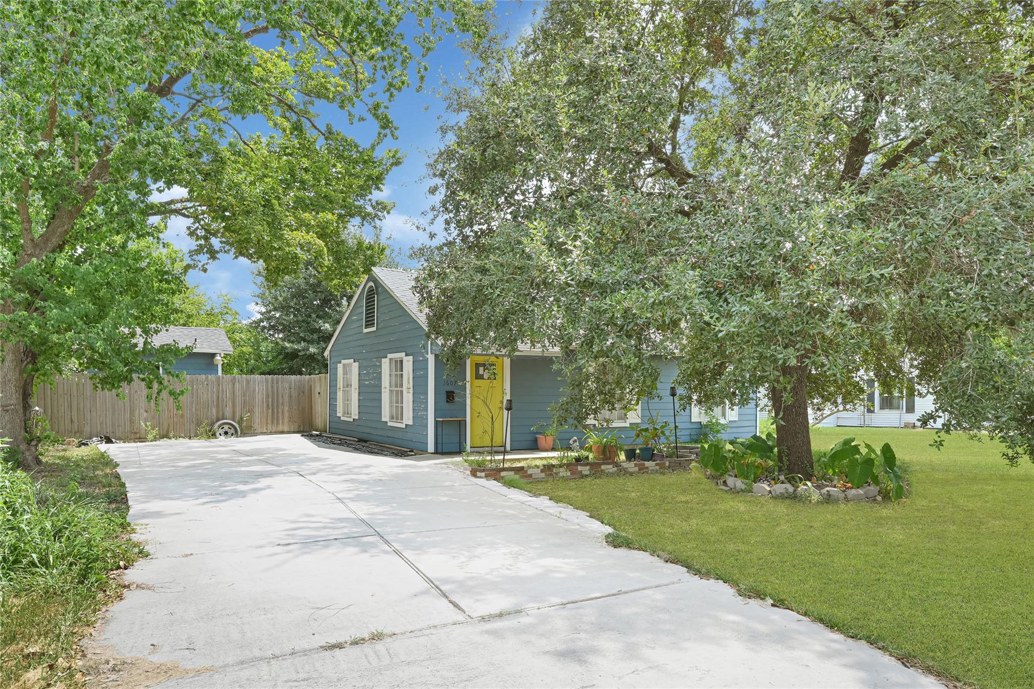 3607 De Leon Street — photo