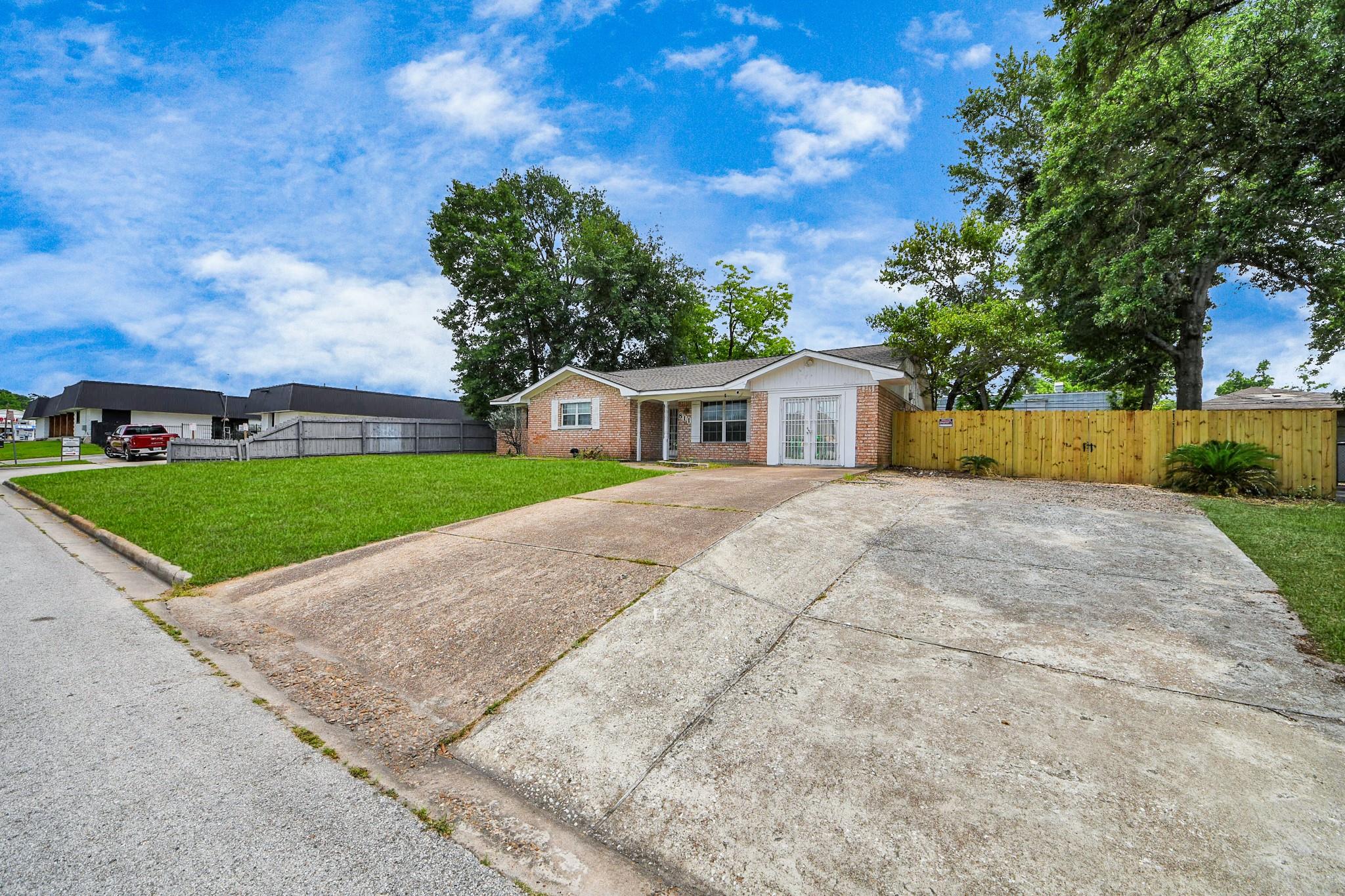 811 Hillcrest Drive — photo
