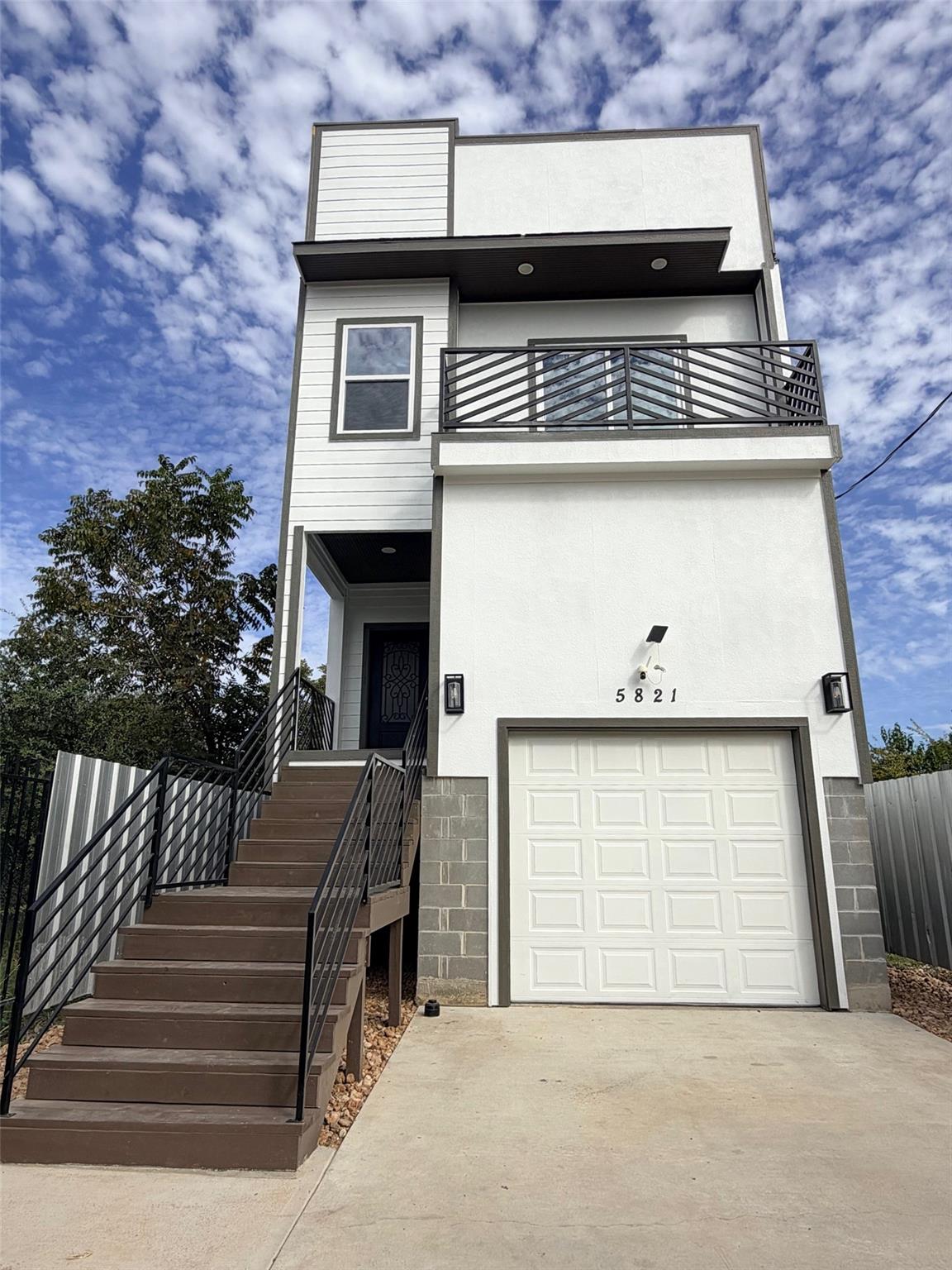 5821 Collingsworth Street — photo