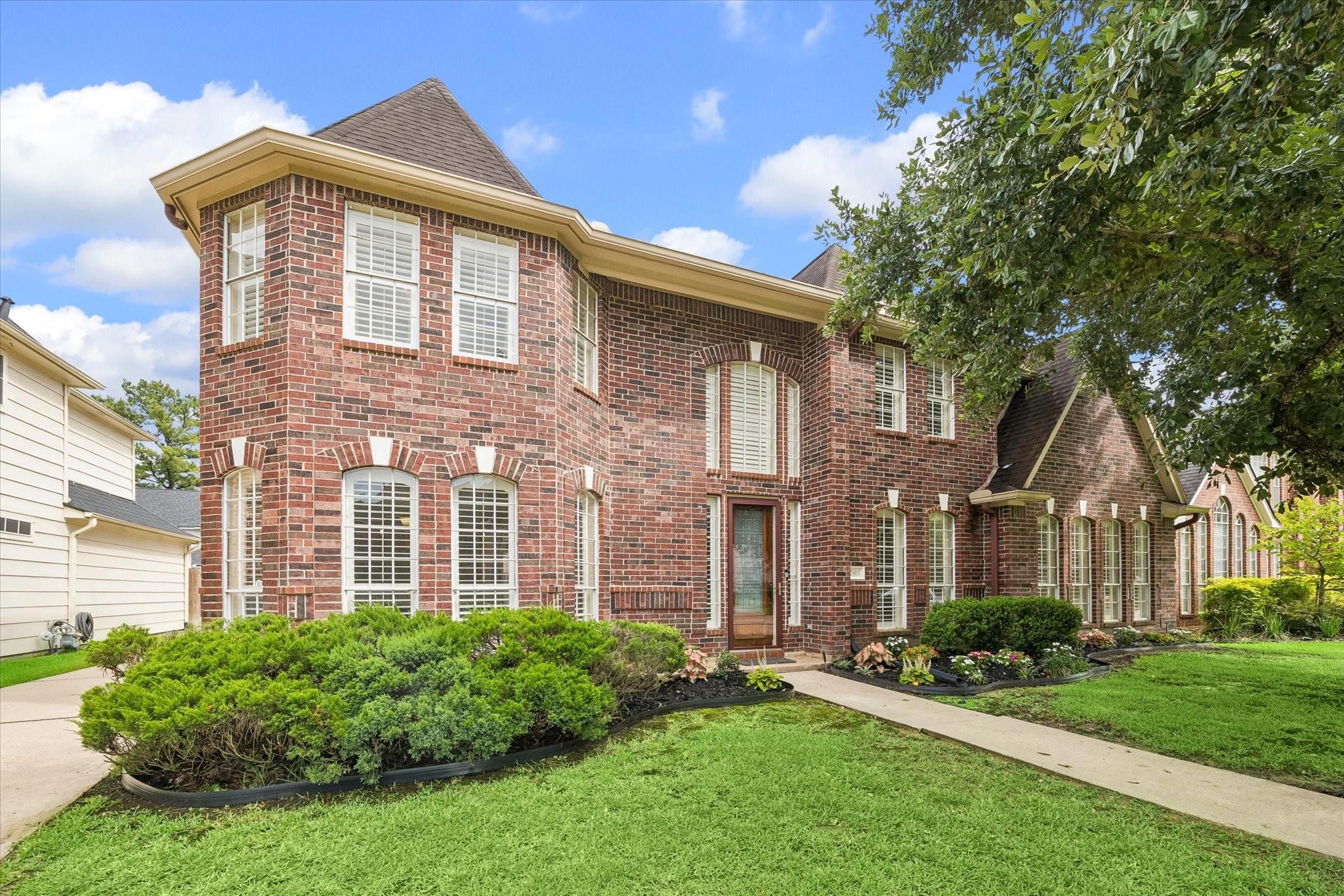 7915 Huddersfield Court — photo