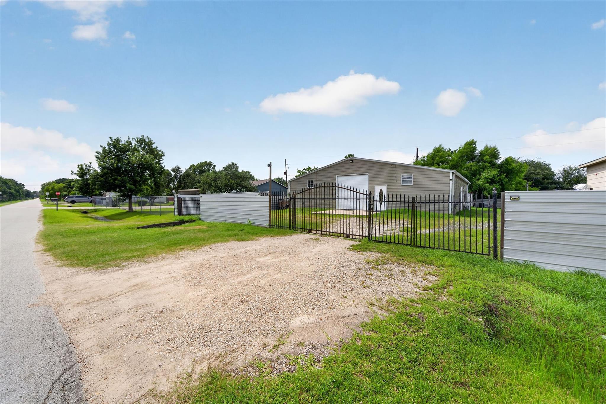 2213 Ellis Drive — photo