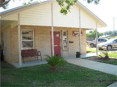 404 Medina, Cotulla, TX 78014 — photo 2