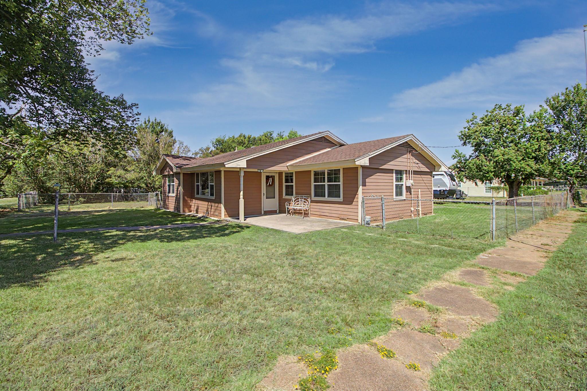 307 E Barton Street, Calvert, TX 77837 — photo 2
