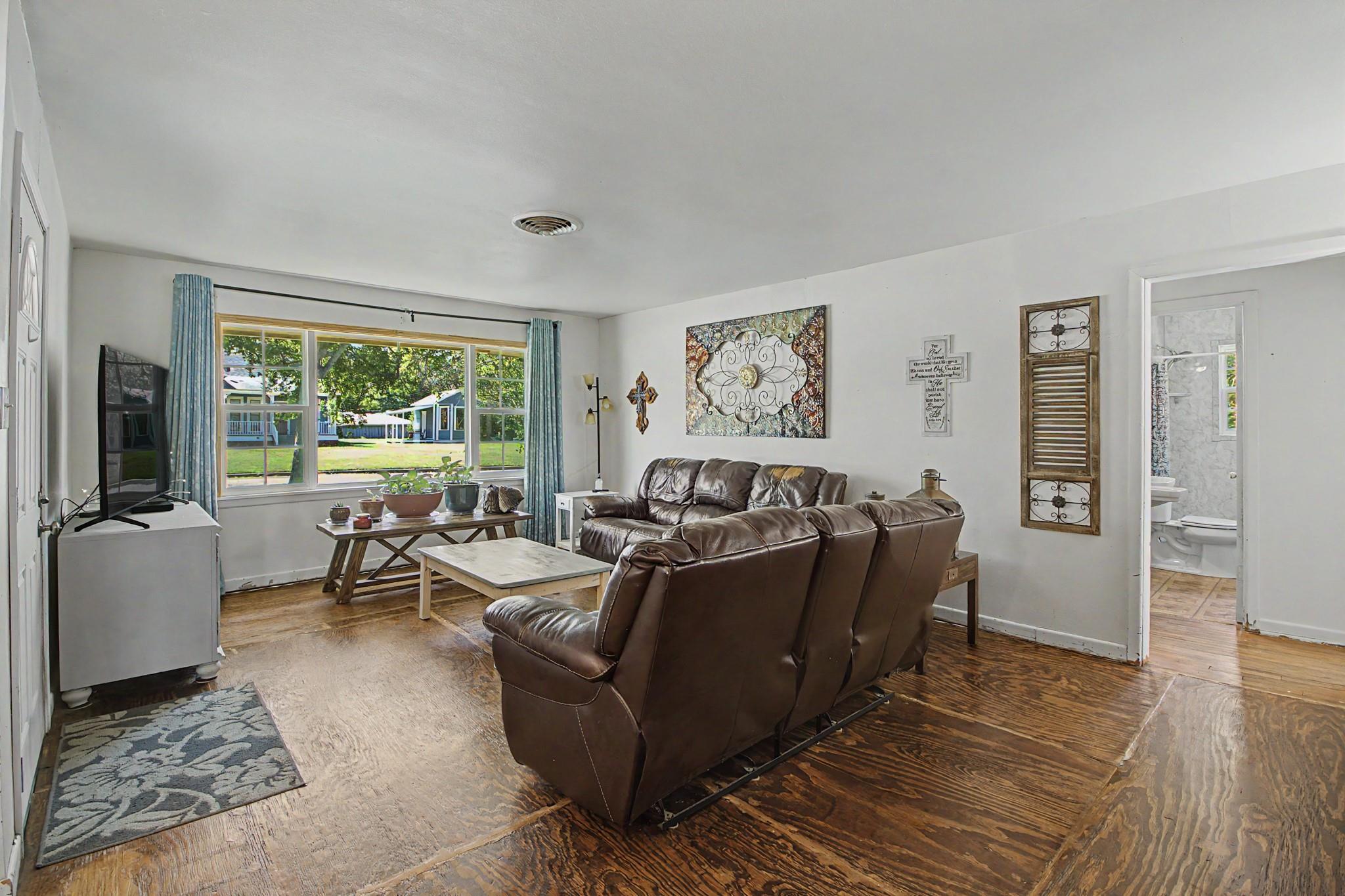 307 E Barton Street, Calvert, TX 77837 — photo 3