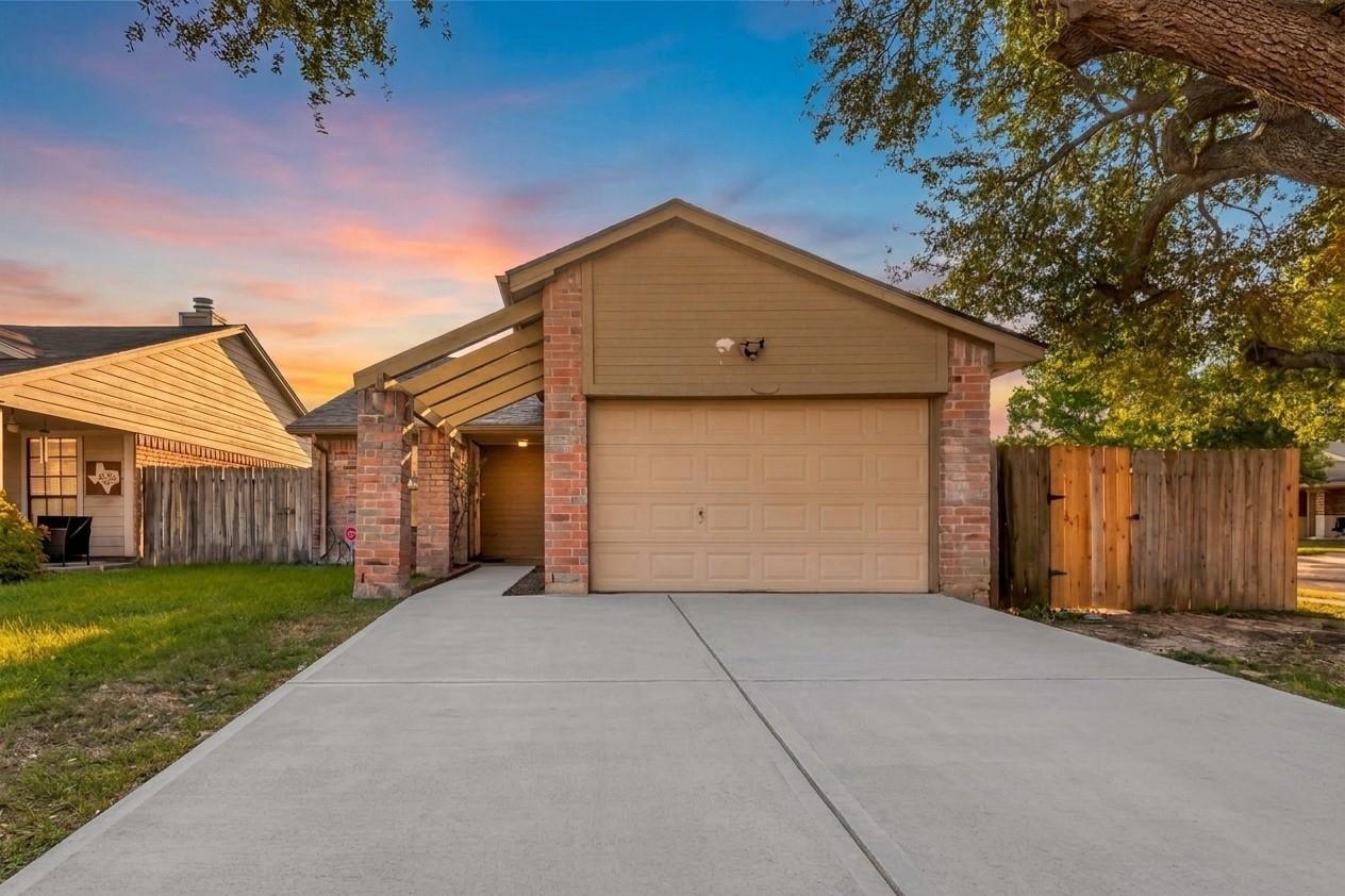 7102 Village Lake Dr — photo
