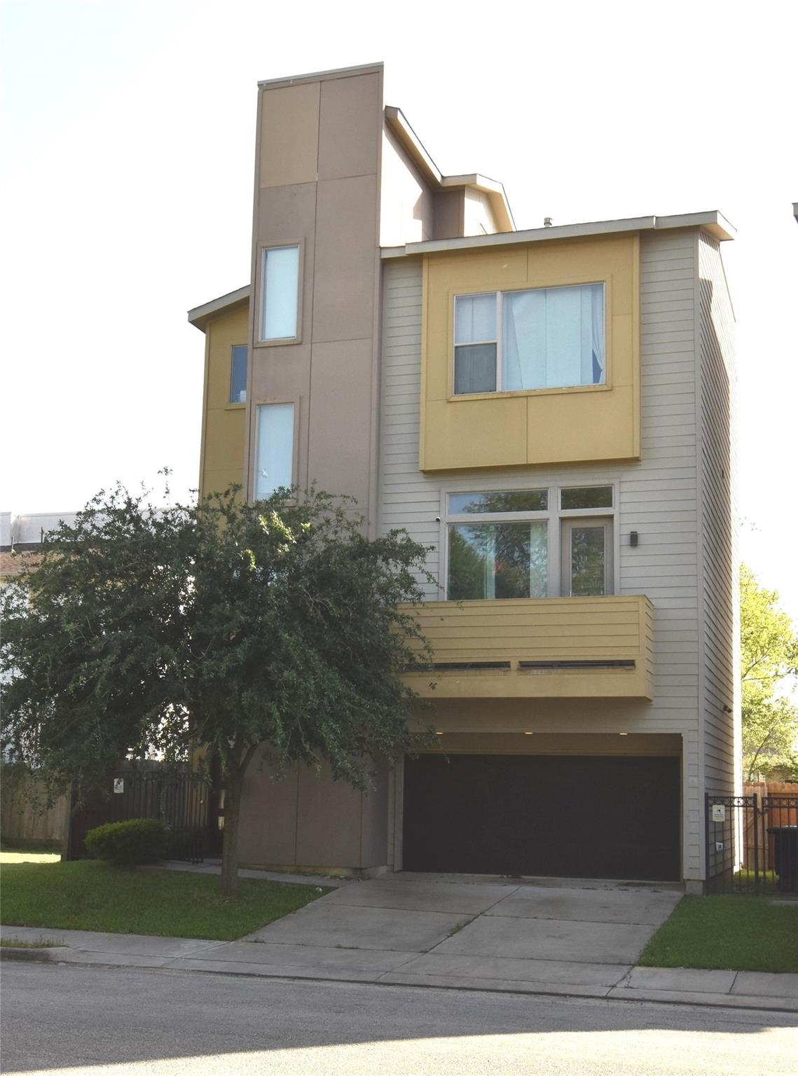 3804 Lovejoy Street — photo