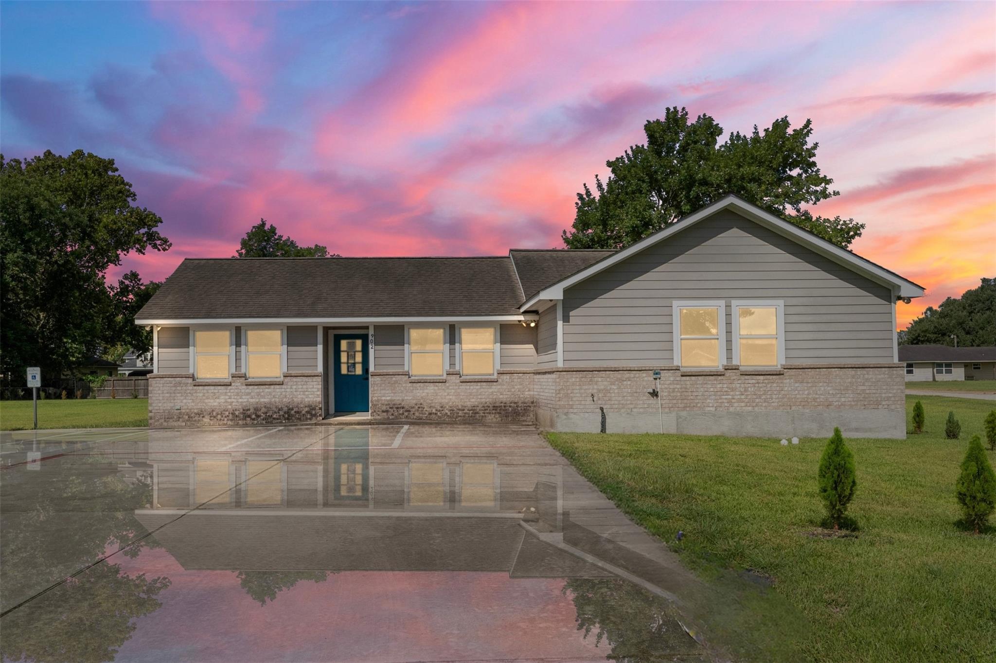 902 Waco Street — photo