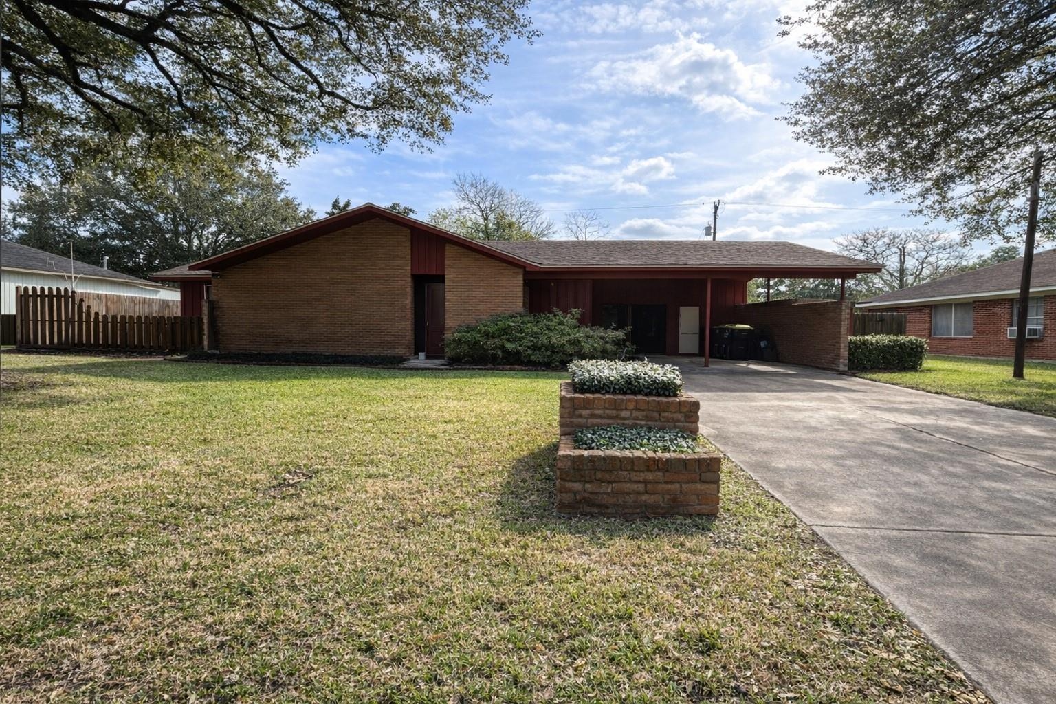 714 Frankie — photo