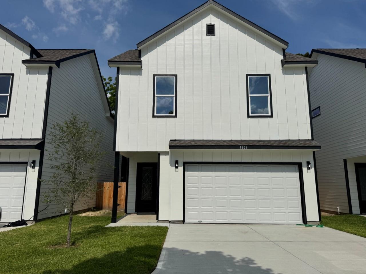 1308 Duff Lane — photo