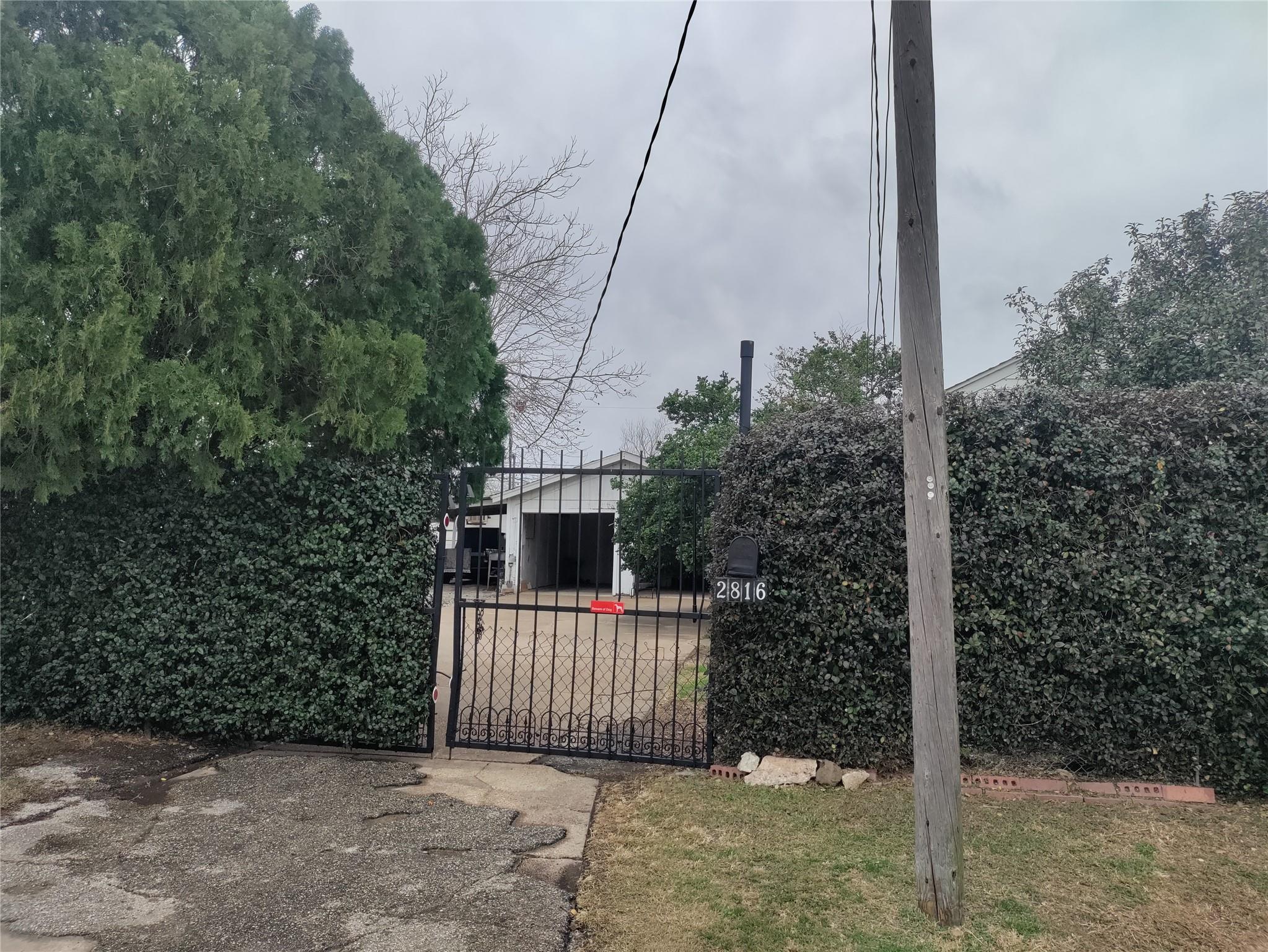 2816 Black Street — photo