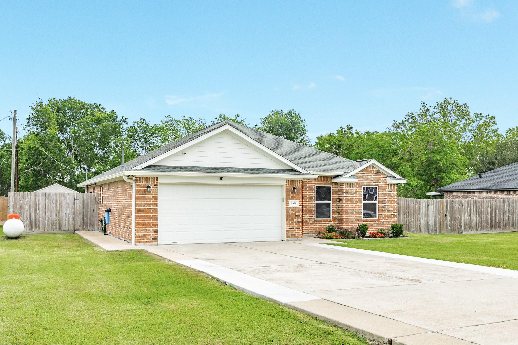 6108 Fox Ridge Drive, Angleton, TX 77515 — photo 2