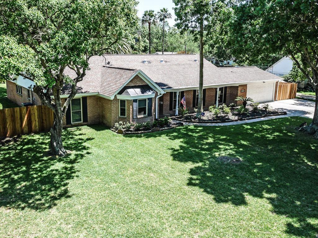 208 Lakeshore Drive — photo