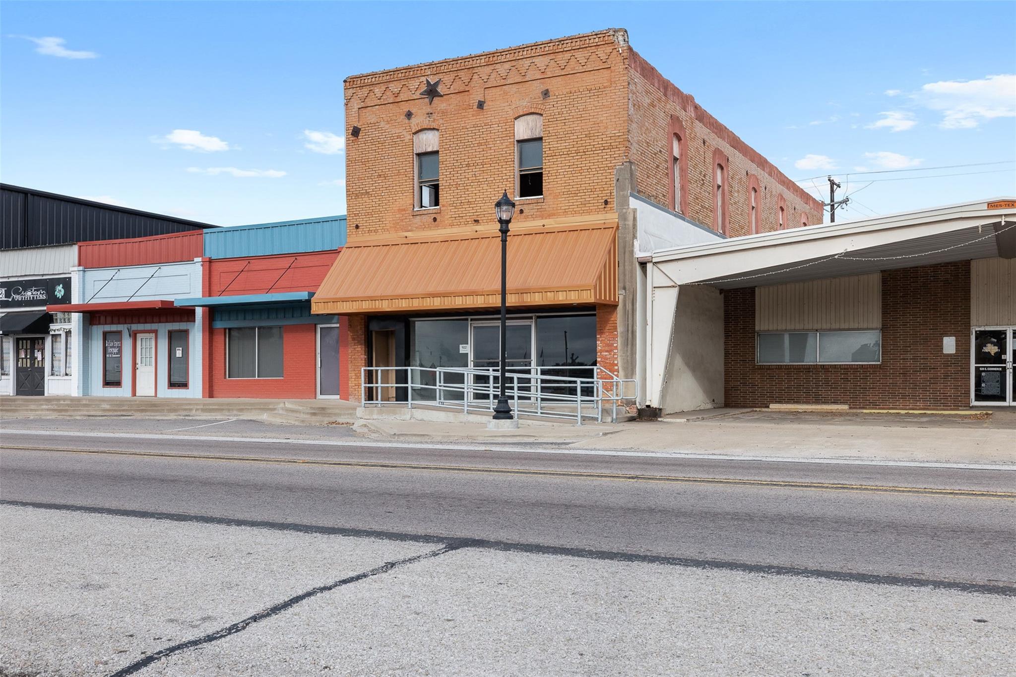 922 E Commerce Street — photo
