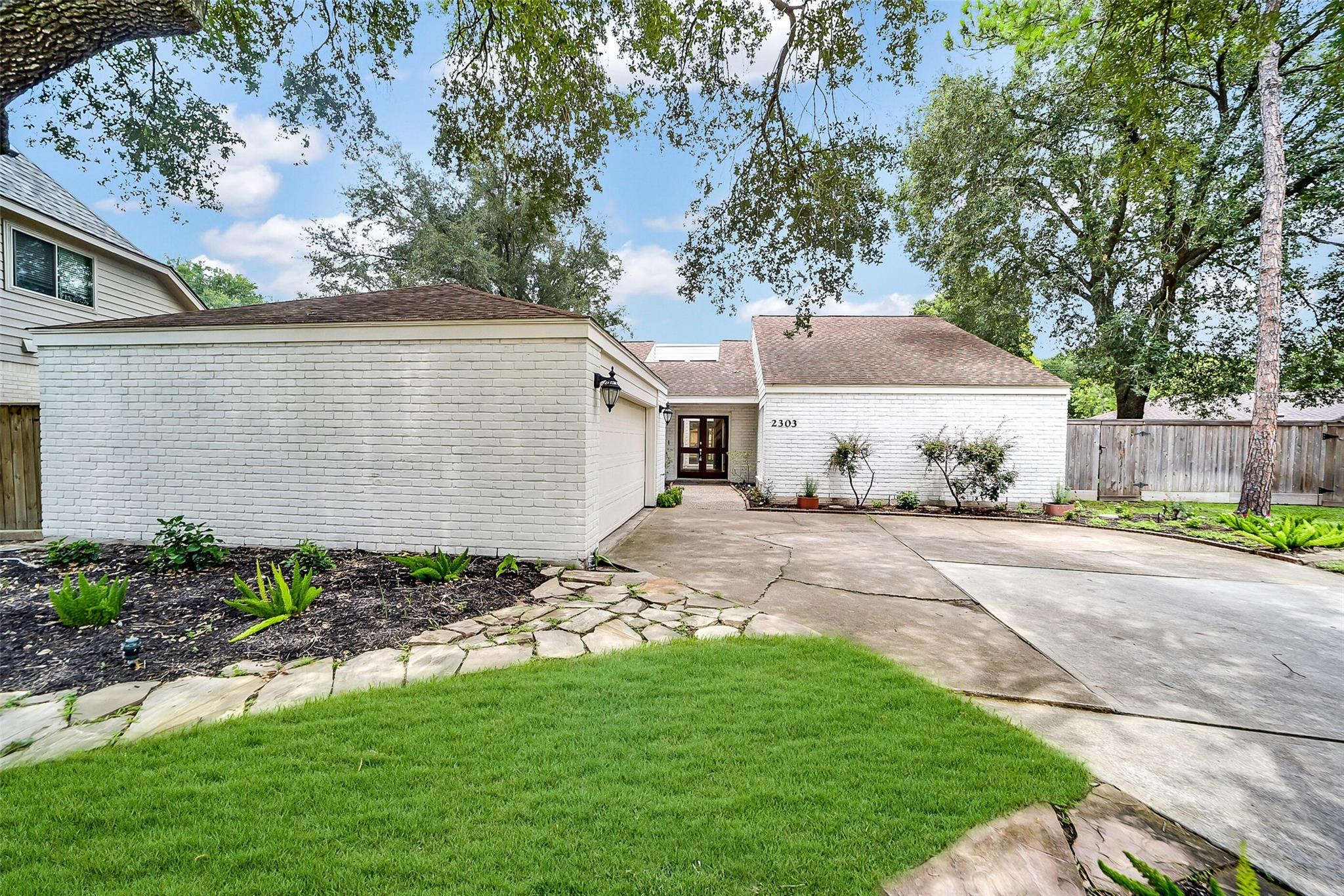 2303 Willow Lake Drive — photo