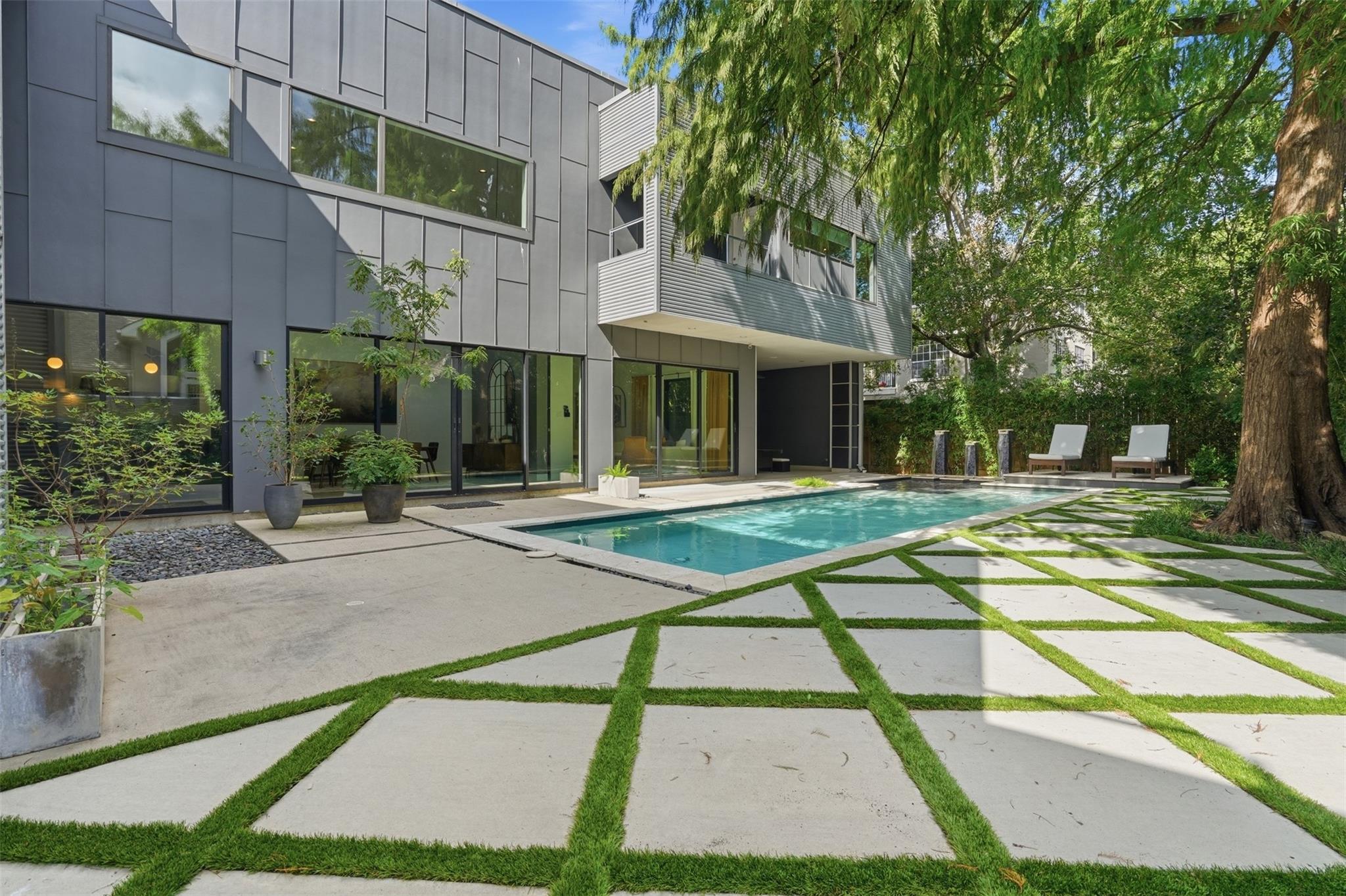 2412 Helena Street — photo
