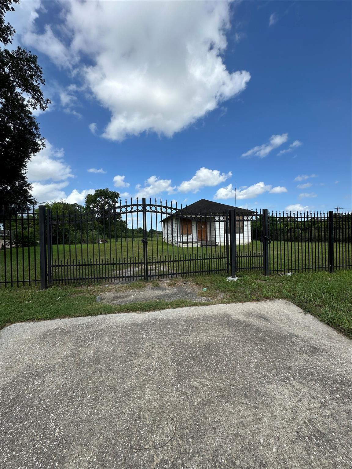 10809 Telephone Road — photo