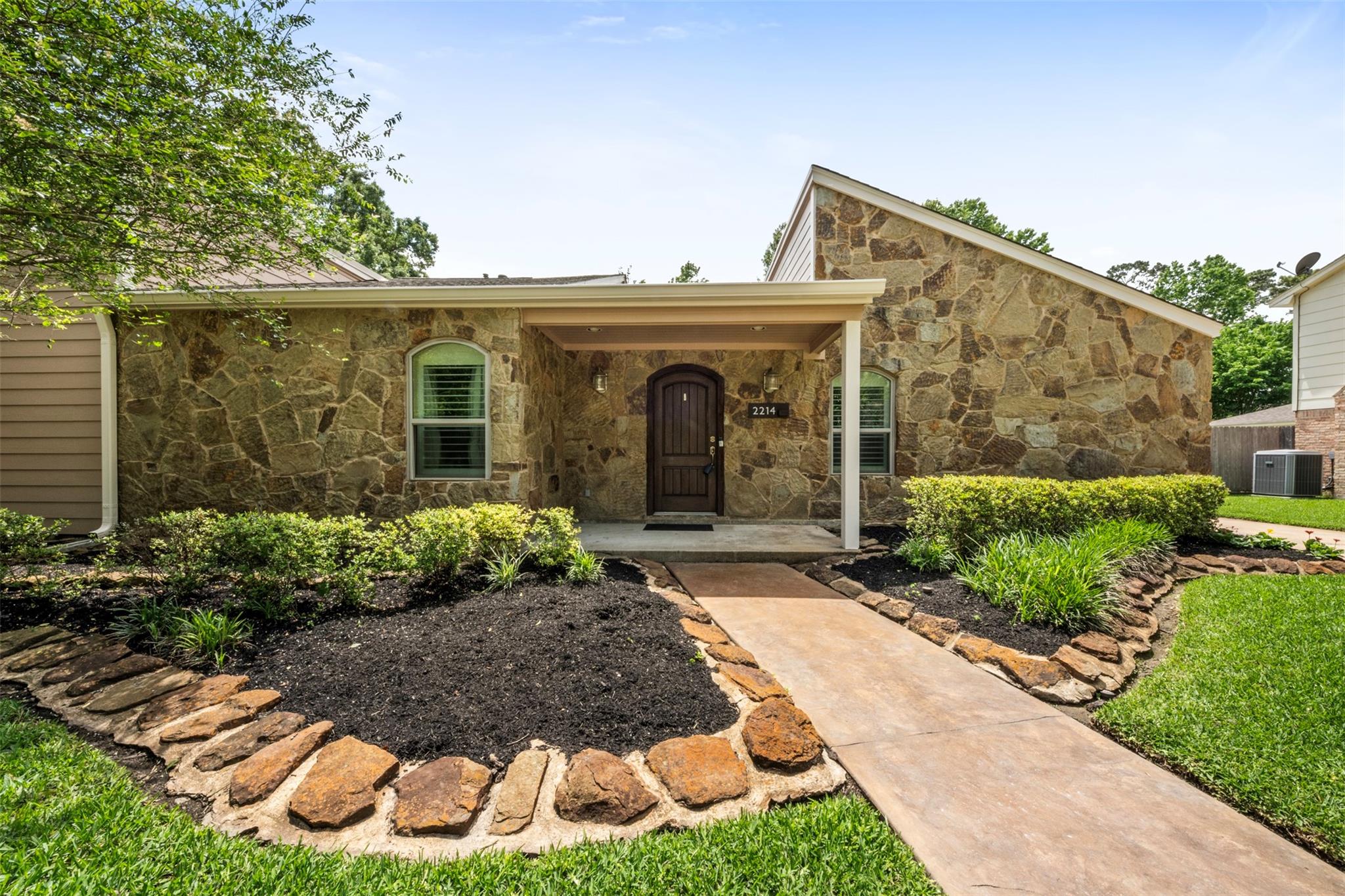 2214 Lakeville Drive — photo
