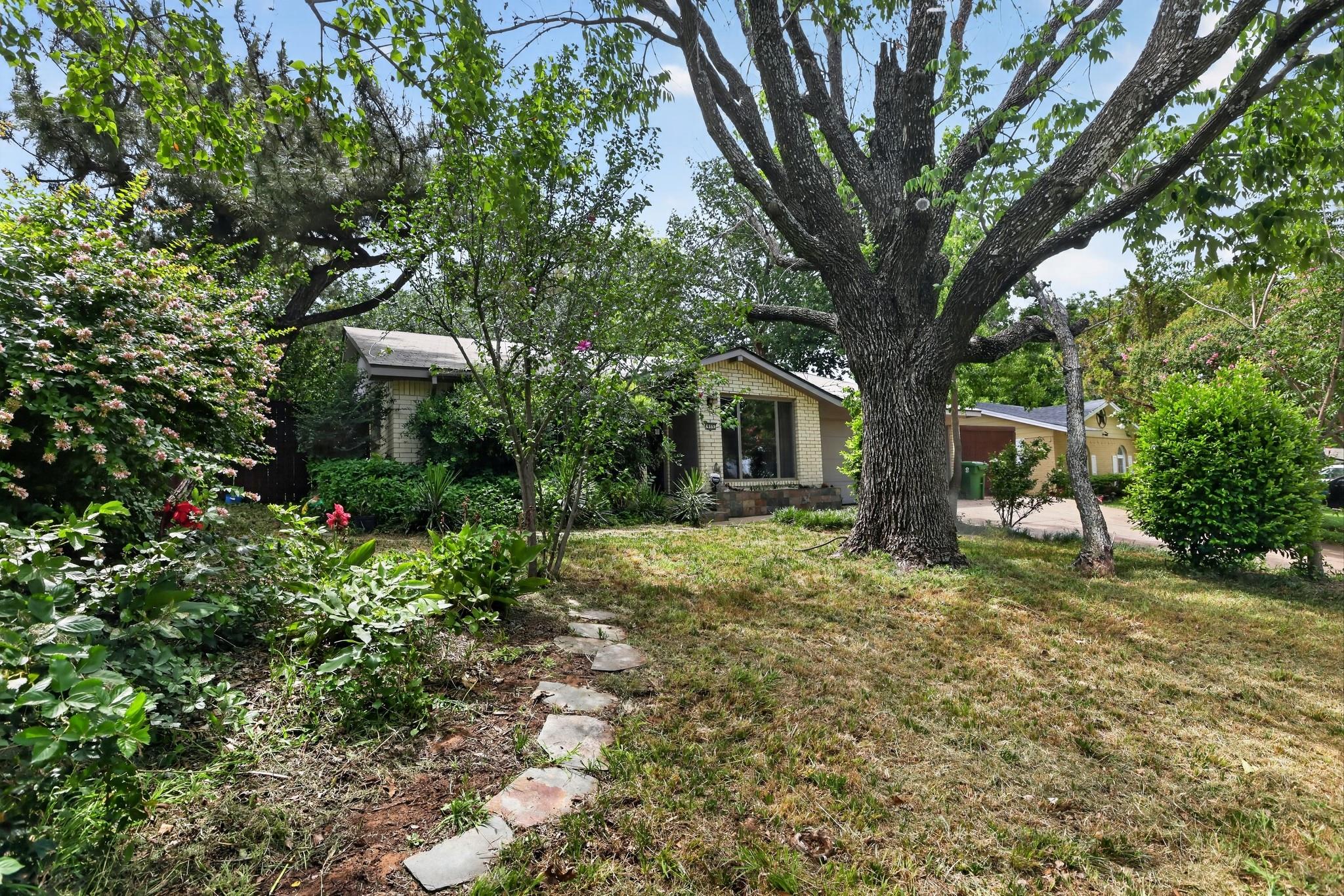 915 Oak Cliff Drive — photo