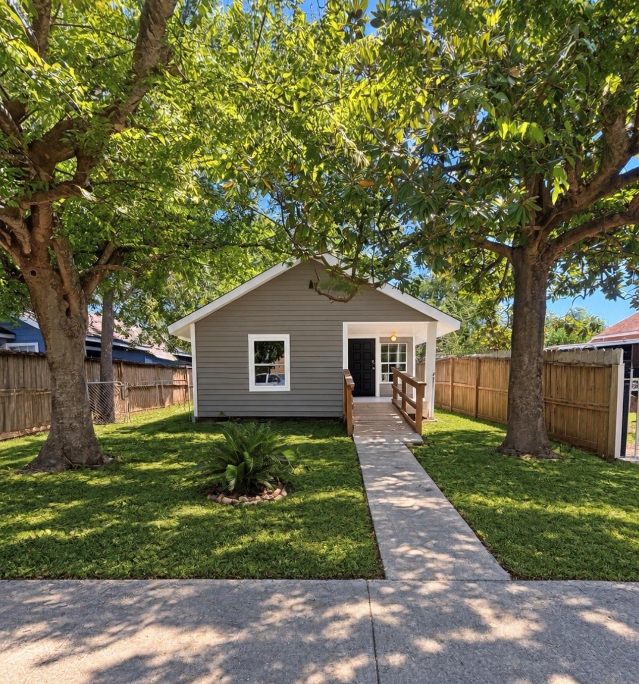 1218 Magnolia Street — photo