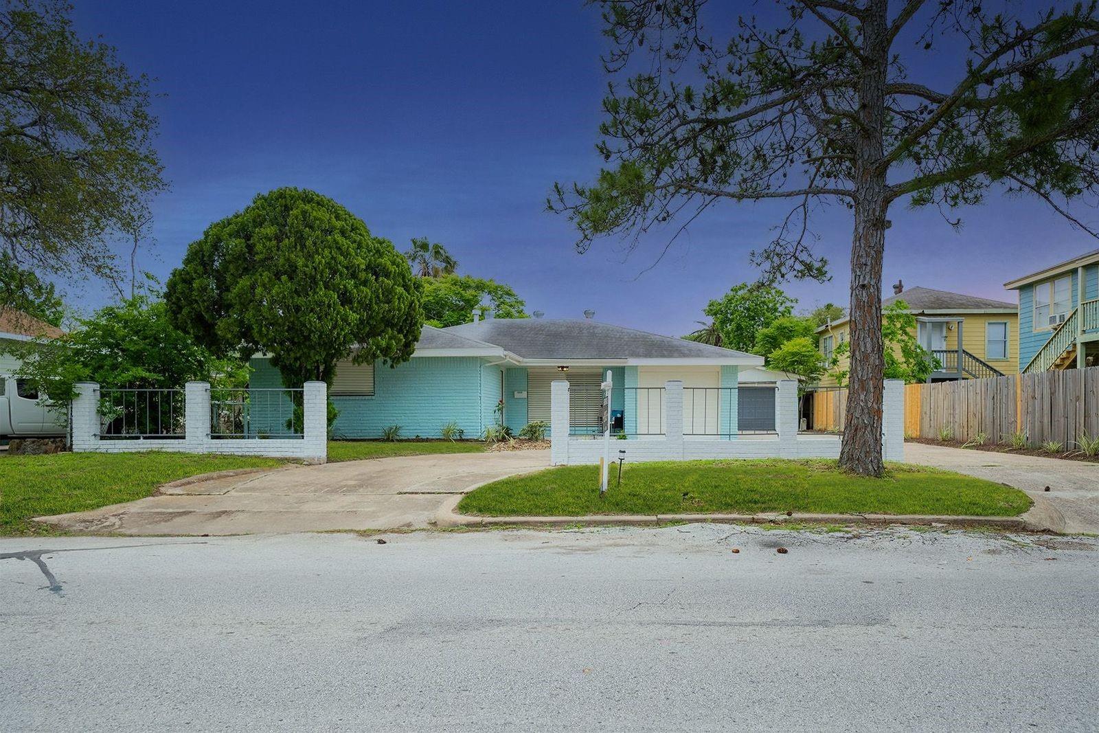 4923 Bernardo De Galvez — photo
