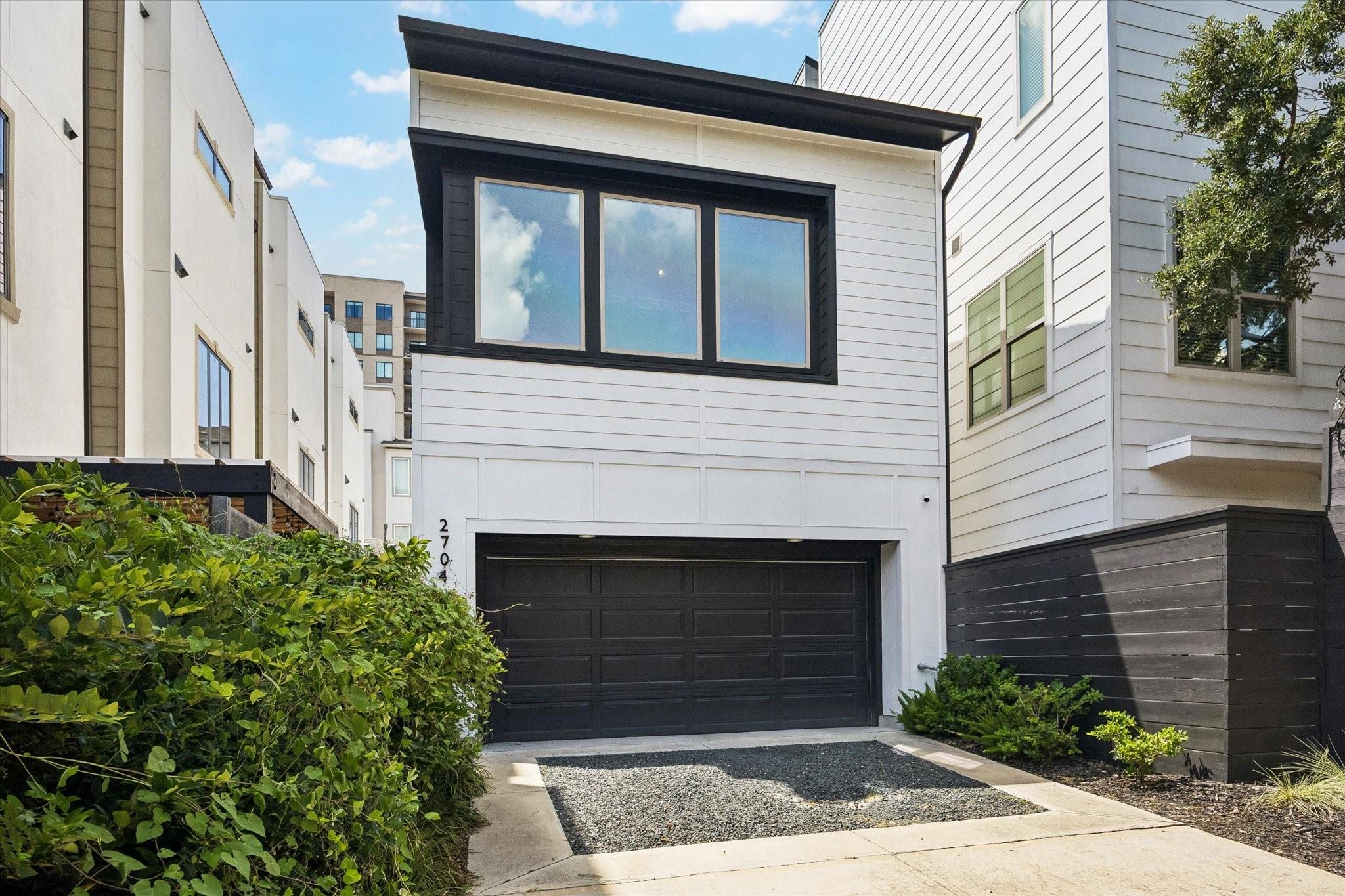 2704 Baldwin Street — photo