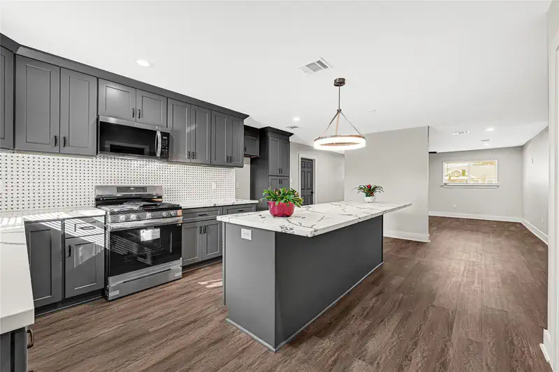 7614 Dixie Drive — photo