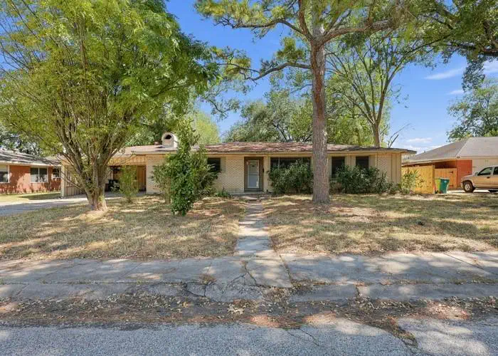 2109 Oaks Drive — photo