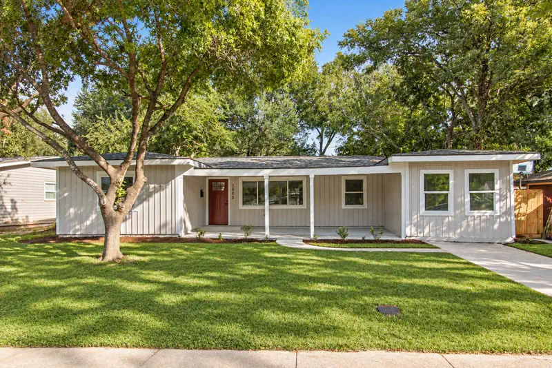 1005 Mobile Drive — photo