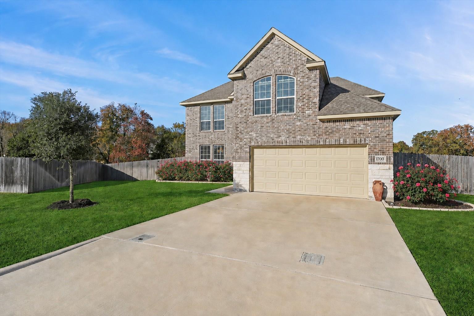 1700 Twin Oaks Circle — photo