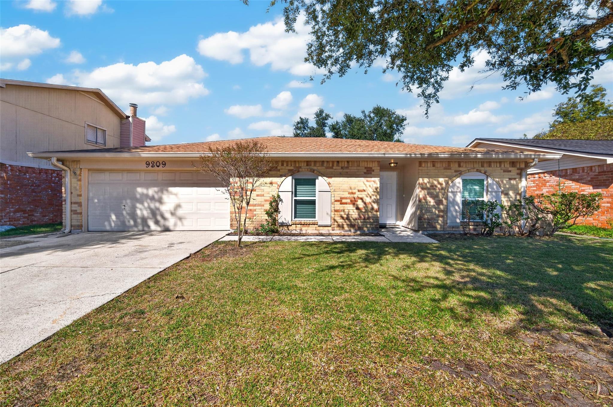 9809 Hummingbird Street — photo