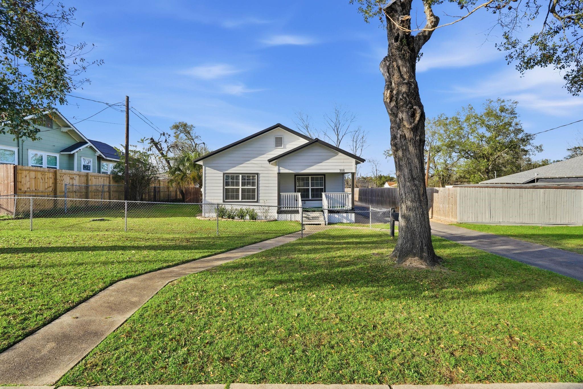 308 E Phillips Street, Conroe, TX 77301 — photo 2