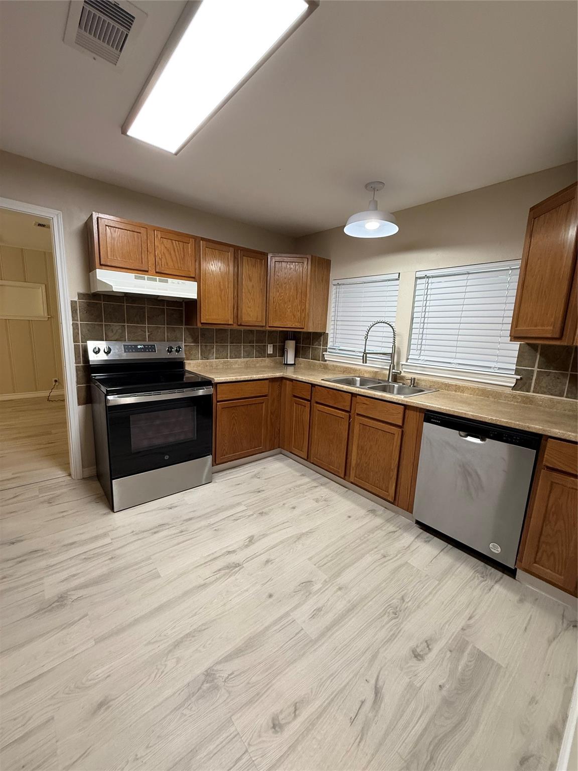 1102 E 2nd Street, Sweeny, TX 77480 — photo 2
