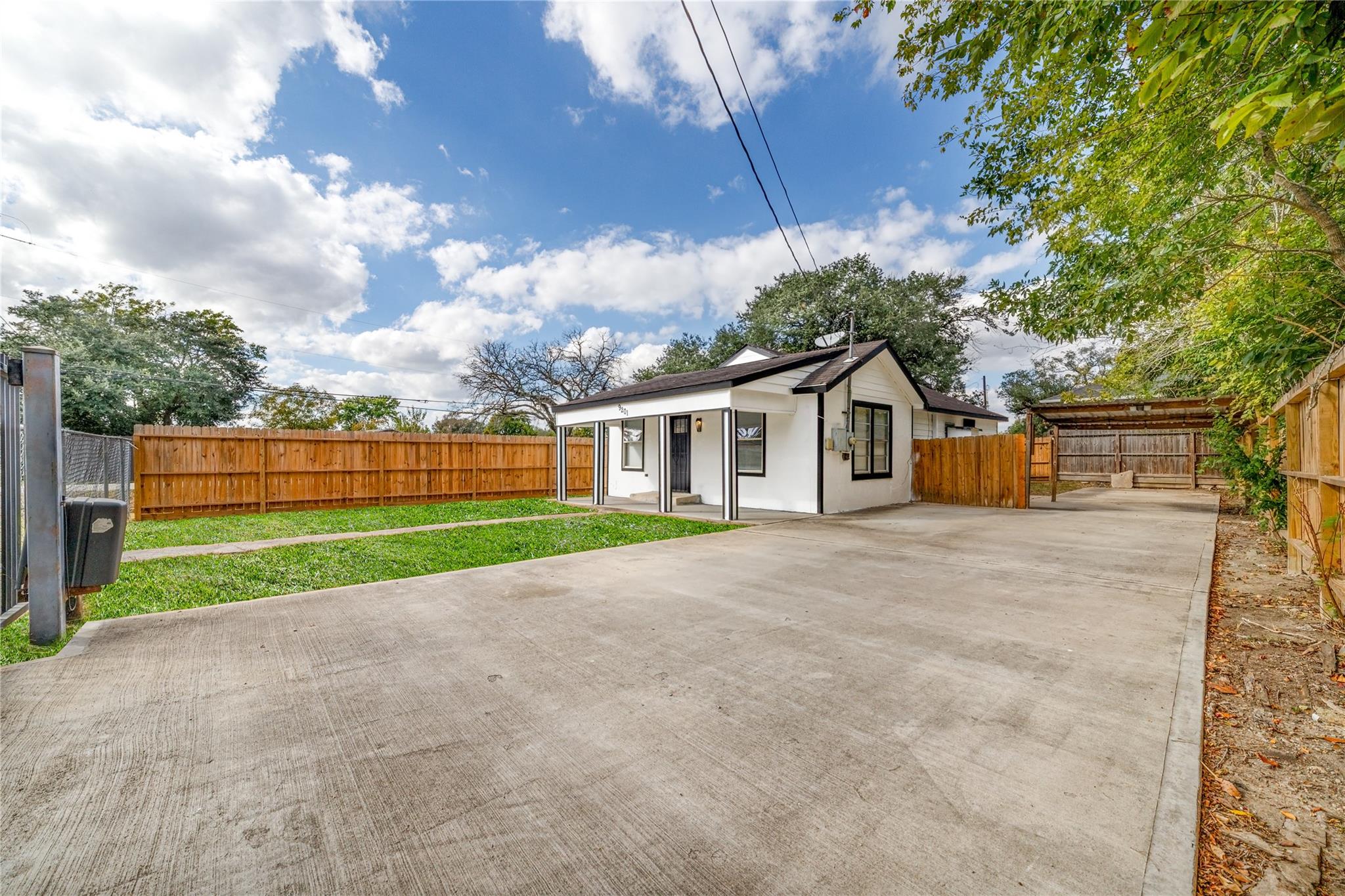 9201 Klondike Street — photo