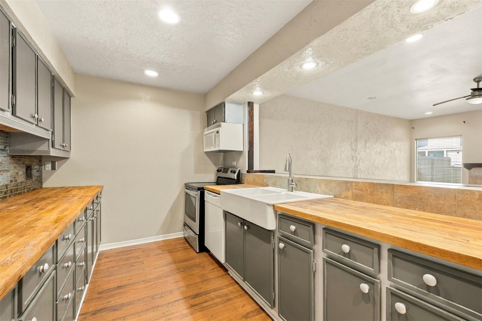 1646 Prairie Mark Lane — photo