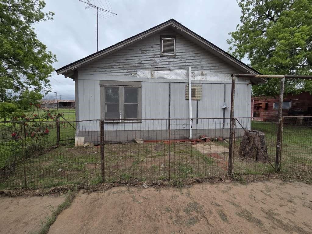 204 E Bryan Avenue, Electra, TX 76360 — photo 2
