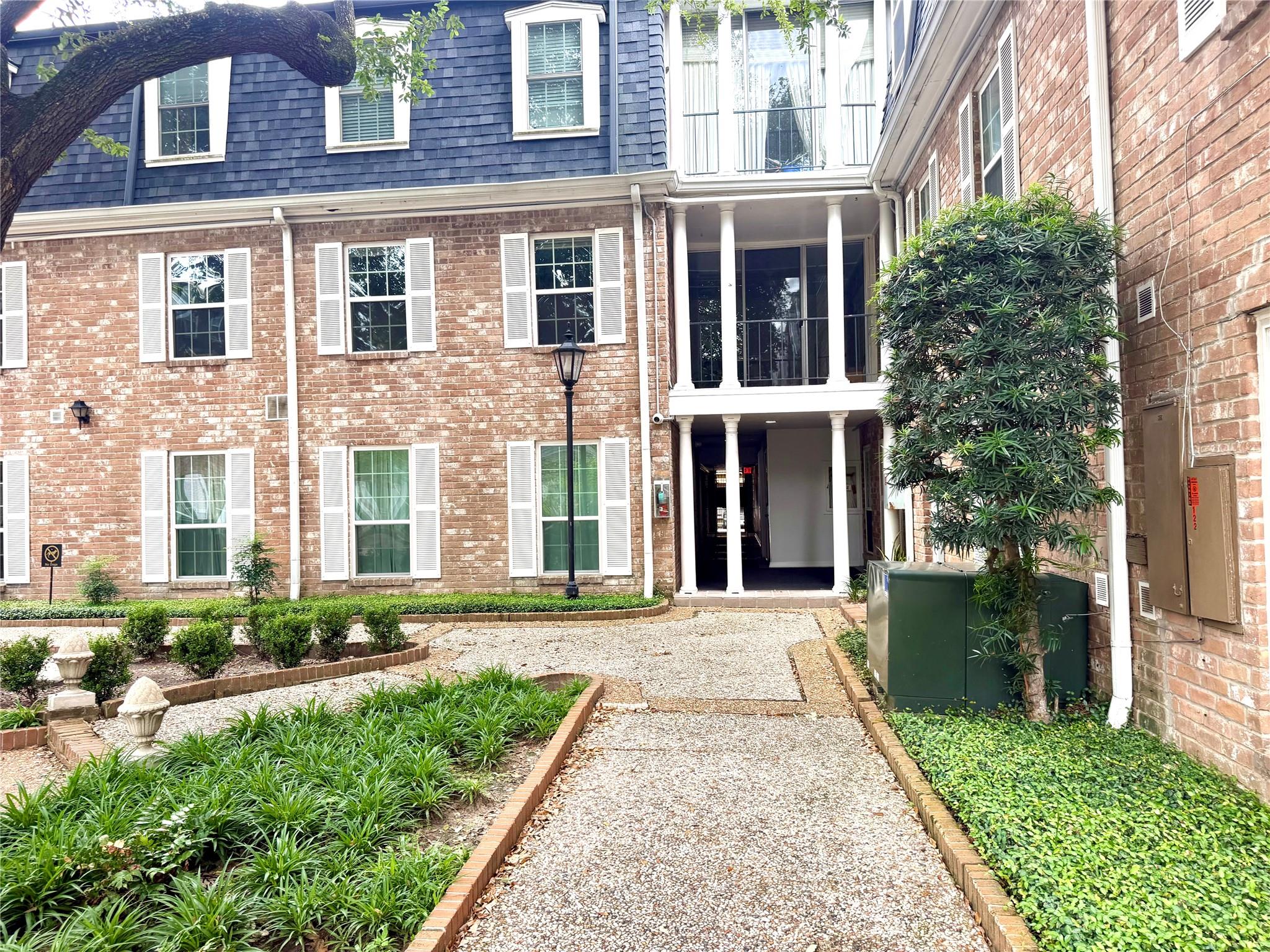 359 N Post Oak Lane #118 — photo