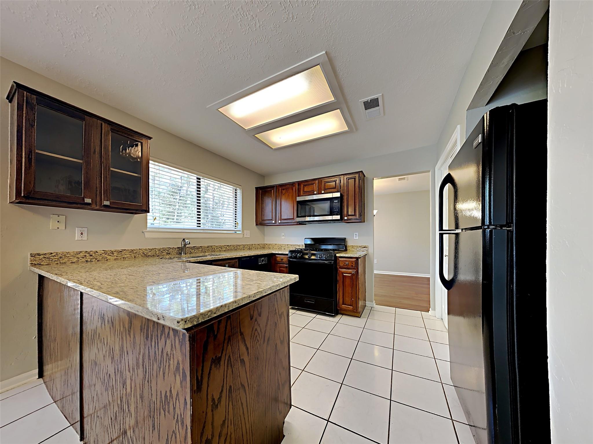 158 E Pathfinders Circle, The Woodlands, TX 77381 — photo 2