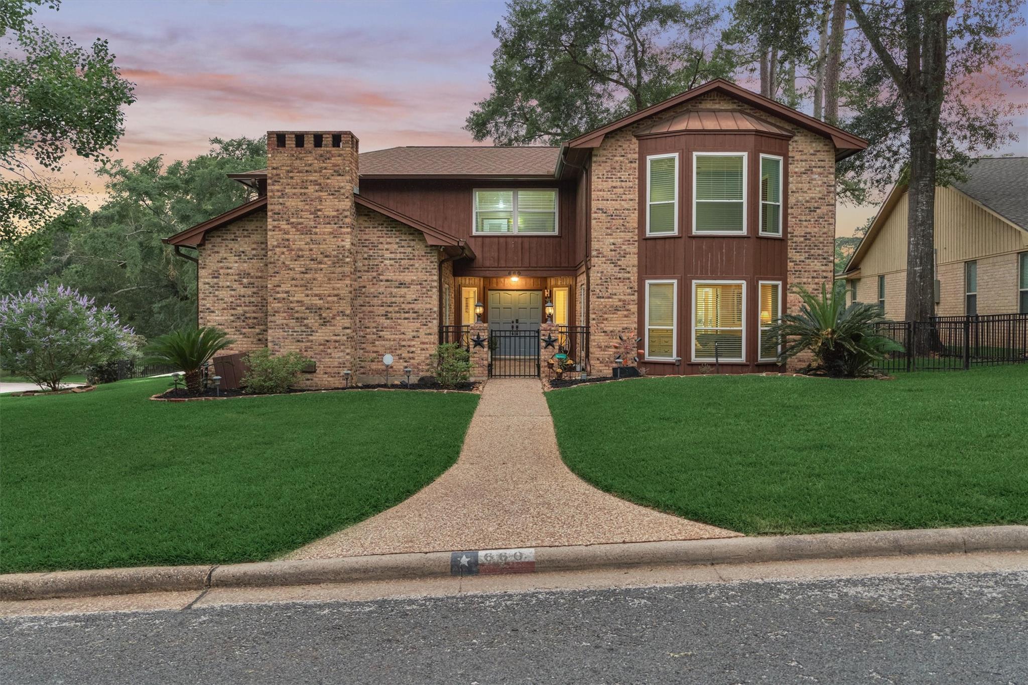 660 Hillcrest Drive — photo