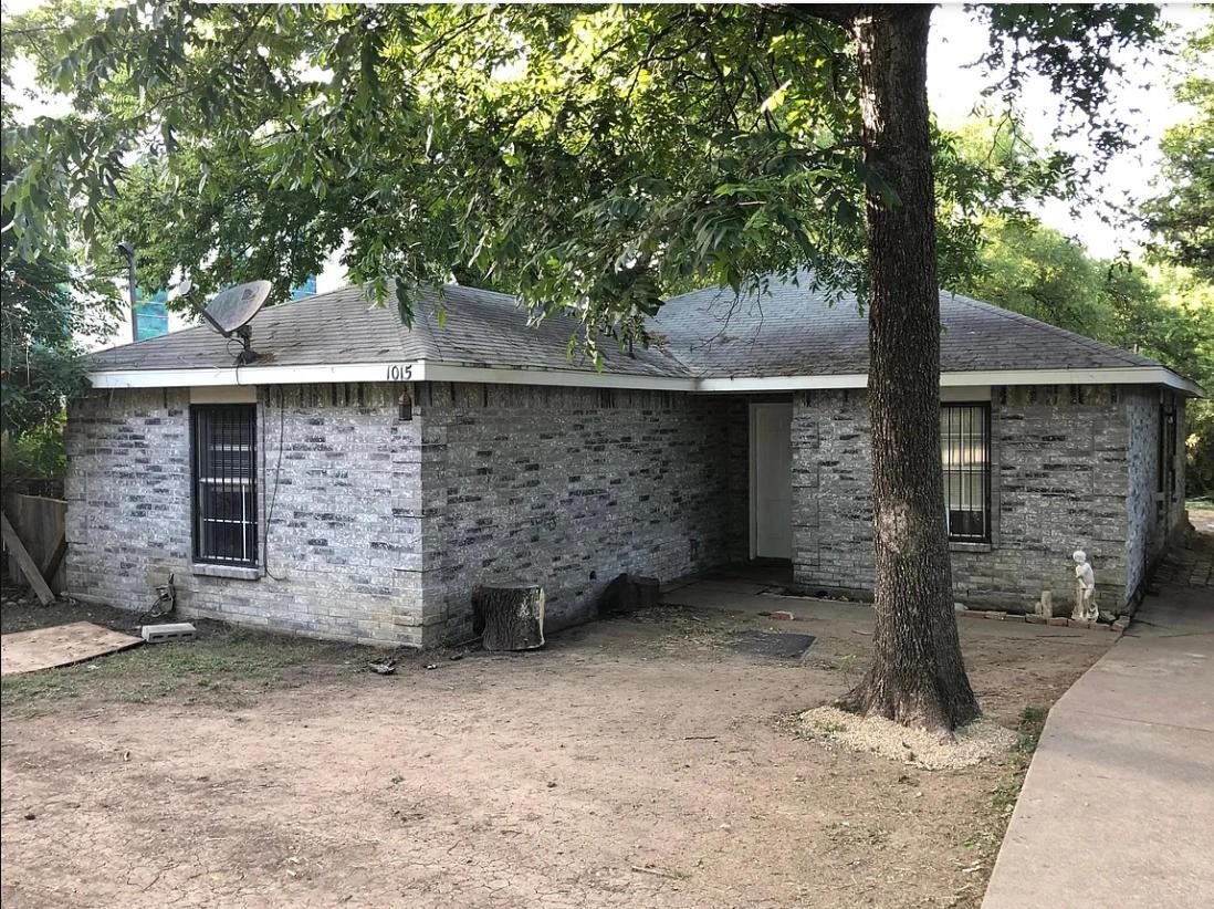 1015 W Clarendon Drive — photo