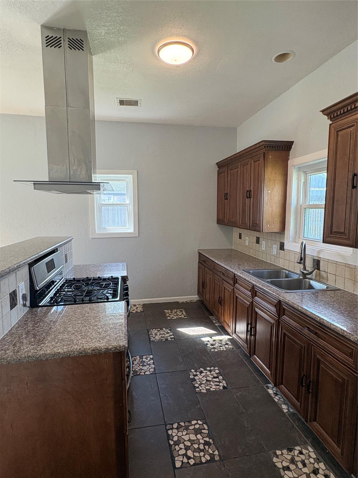529 E Myrtle Street, Angleton, TX 77515 — photo 3