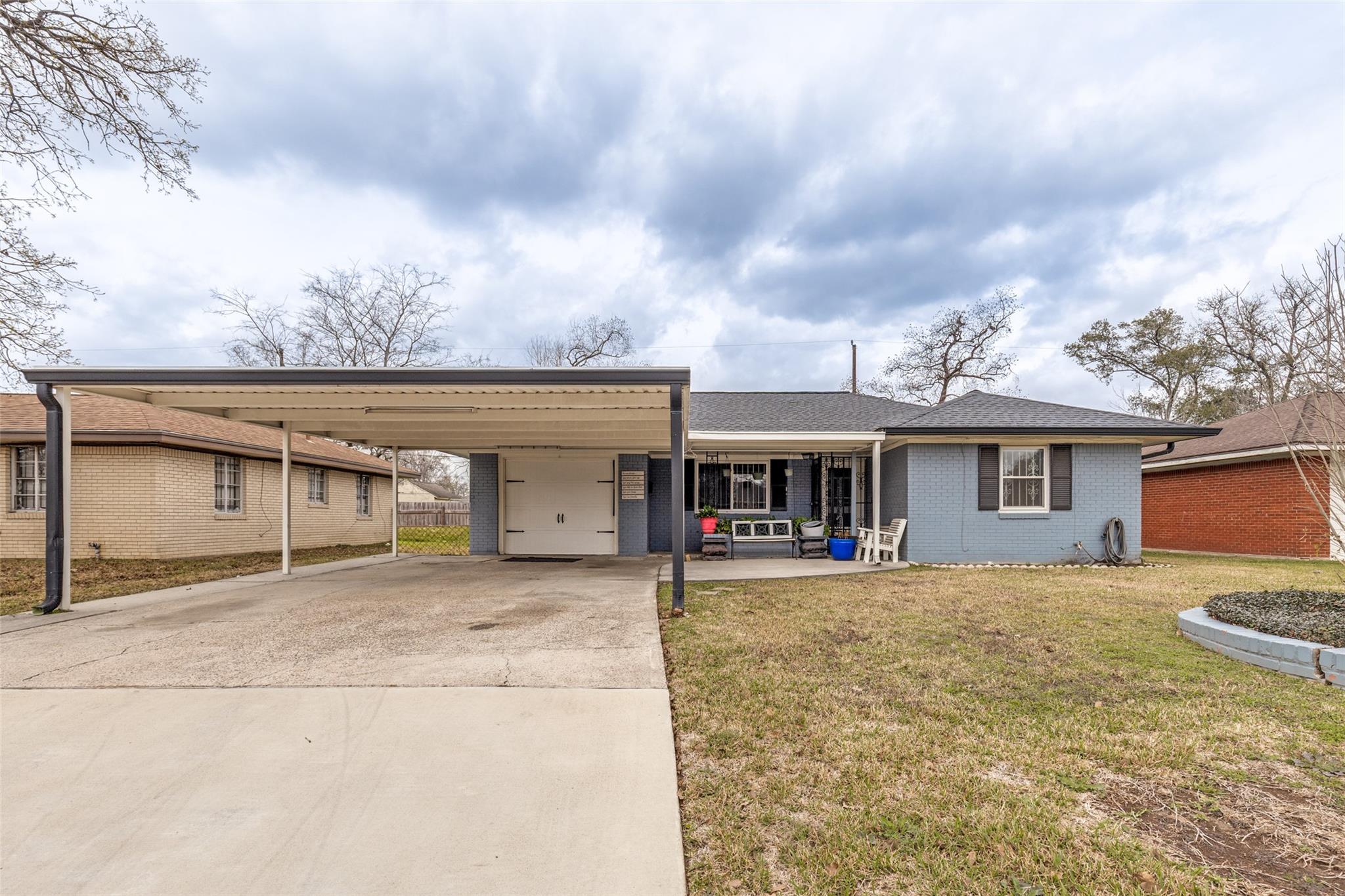 9101 Homewood Lane NE — photo