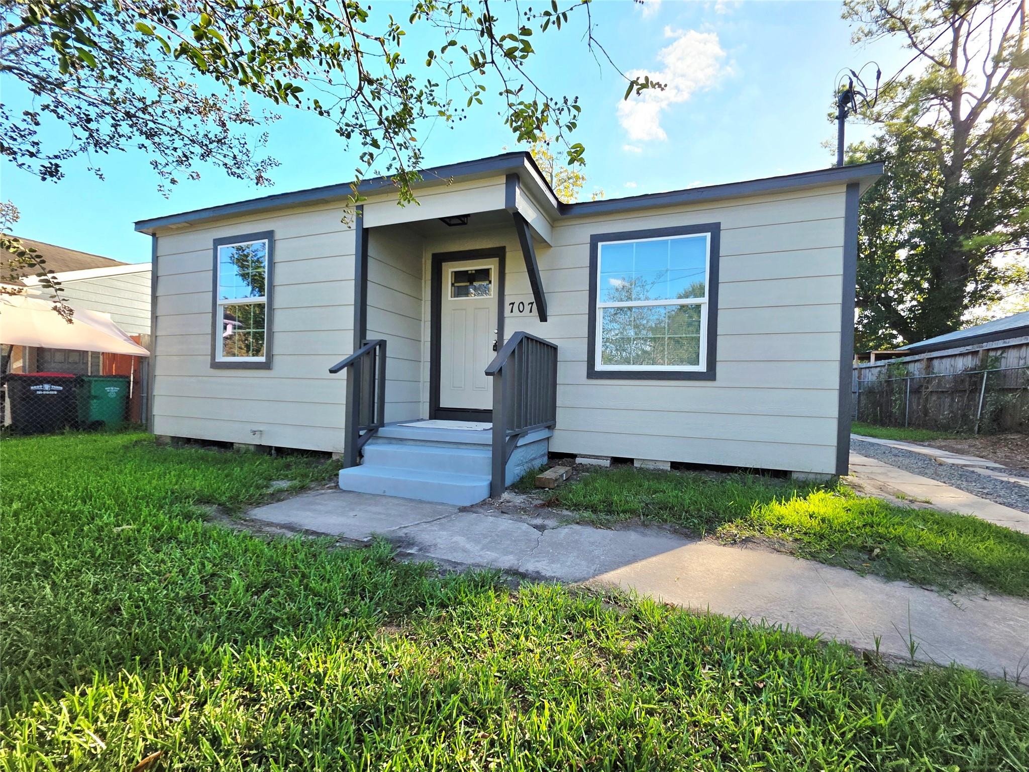 707 E Adoue Street — photo