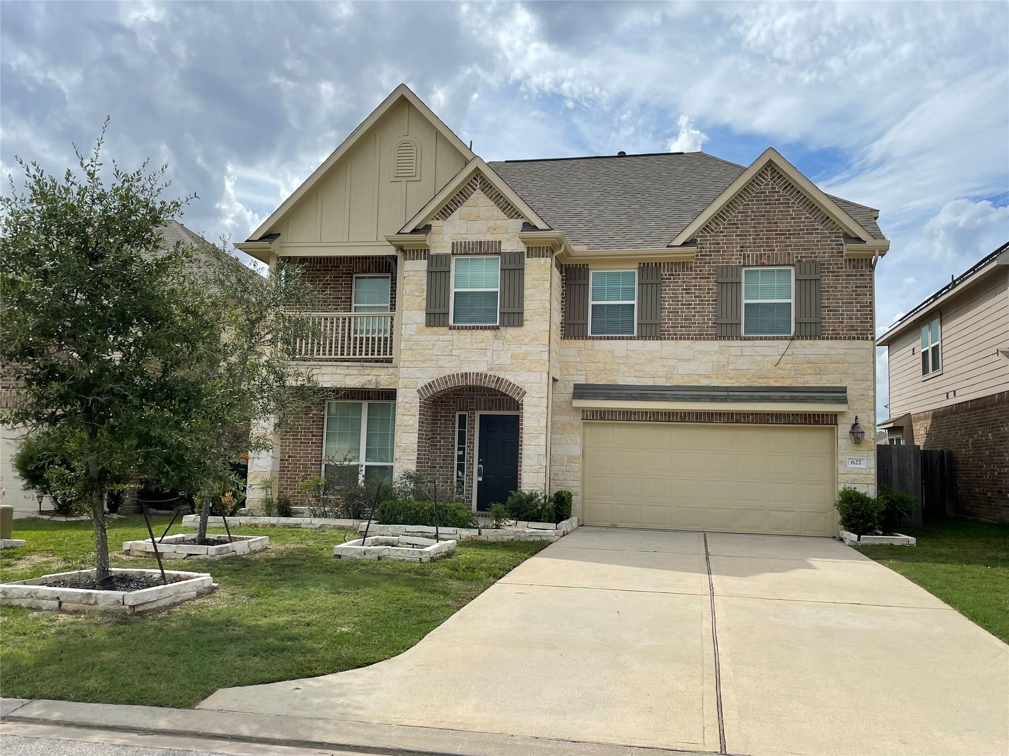 627 Oak Circle Drive E — photo