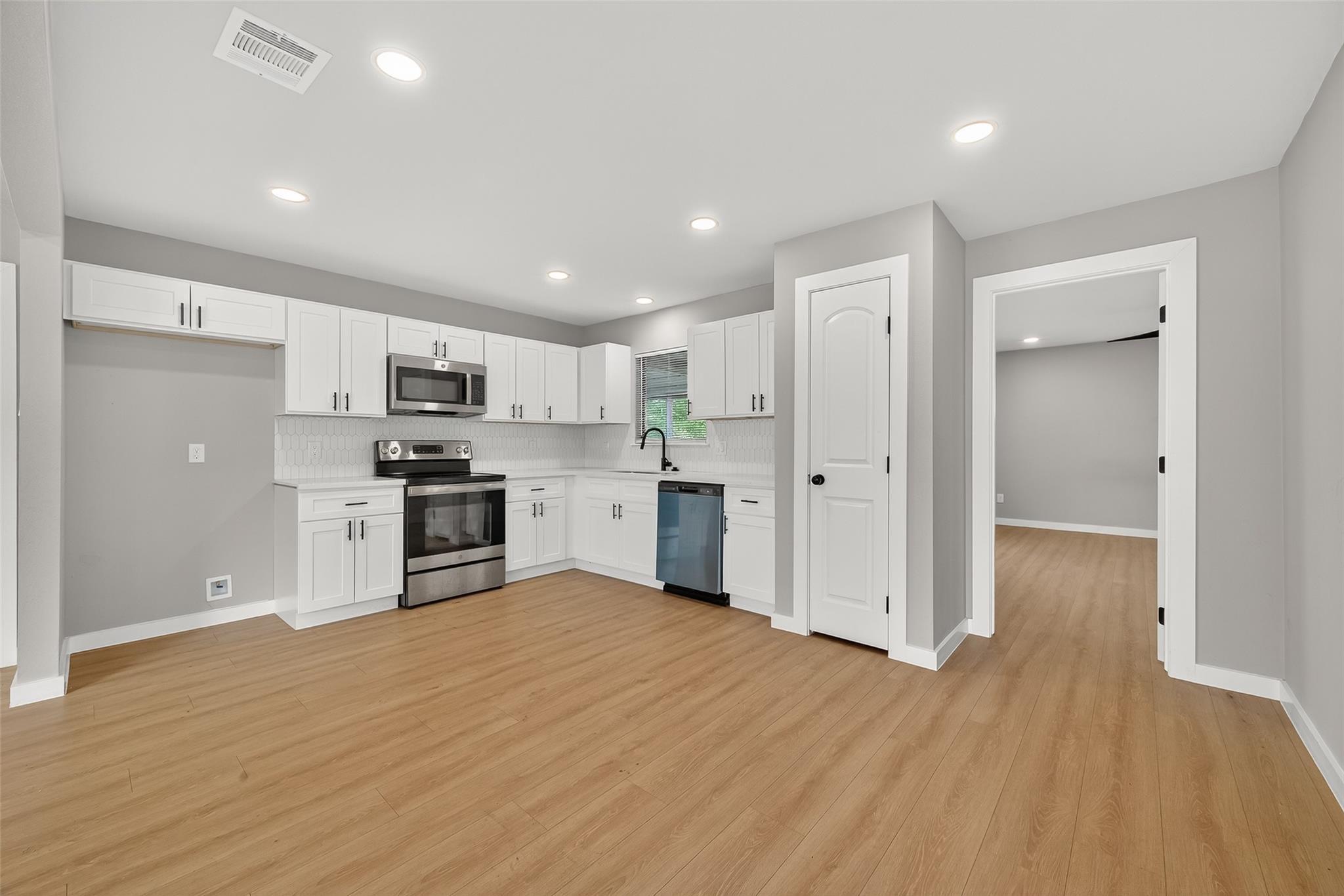 4403 Botany Lane — photo