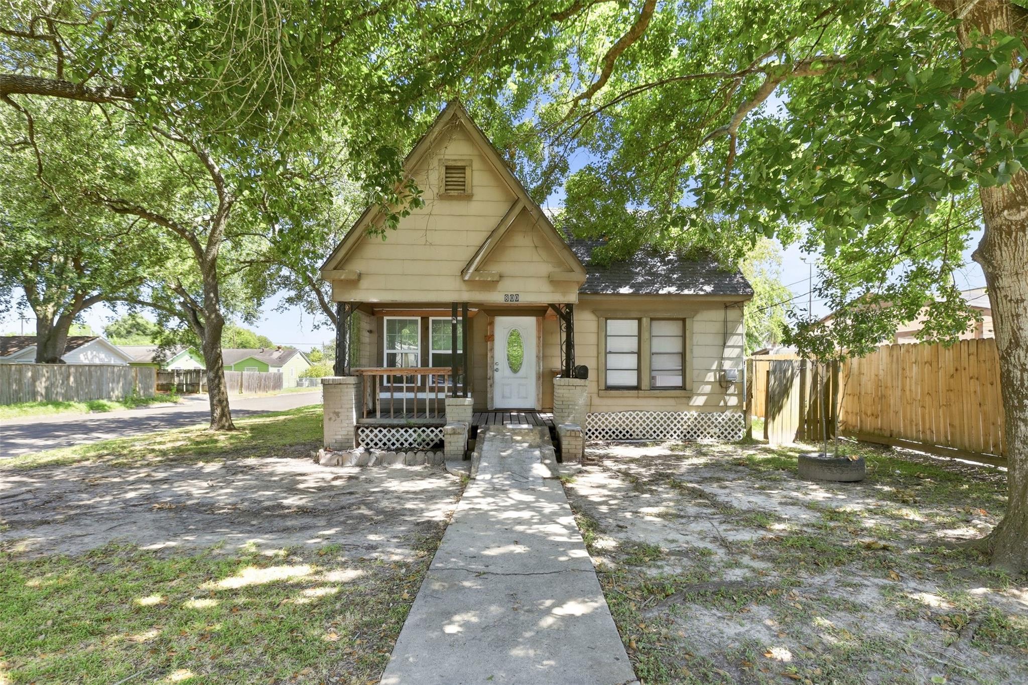 800 E Lobit Street — photo